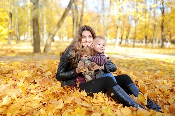 Madre y el niño caminan en el parque de otoño — Foto de Stock