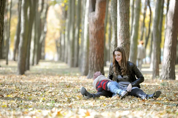 Mother and the kid walk in autumn park — Stock Photo, Image