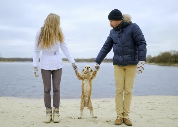 Kille, flicka och hund — Stockfoto