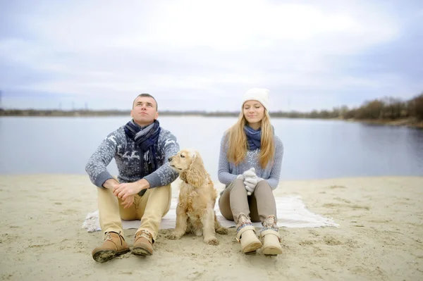 Kille, flicka och hund — Stockfoto