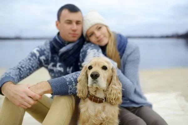 Cara, menina e cachorro — Fotografia de Stock