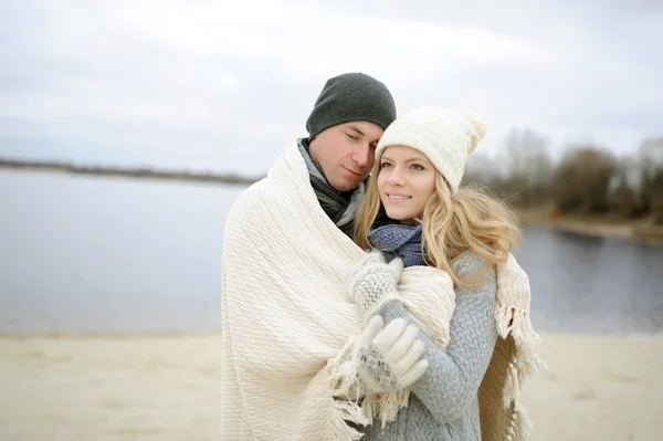 Le gars et la fille marchent sur une plage d'automne déserte — Photo