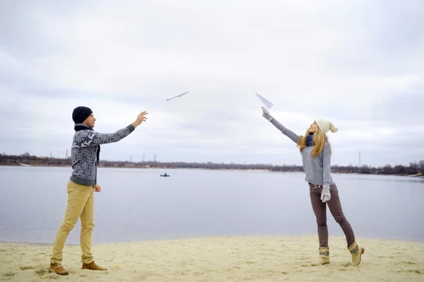 The guy and the girl walk on the river — Stock Photo, Image