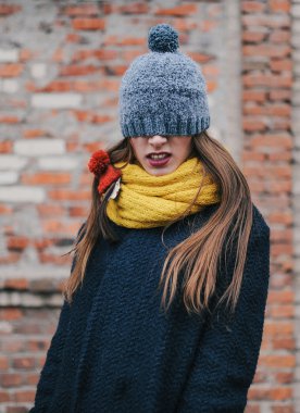 bir tuğla duvara kız modeli pozlar