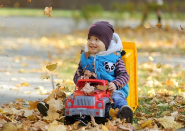 Çocuk oyuncak makine sonbahar Park çalış