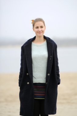 Mavi paltolu kız nehir boyunca yürür