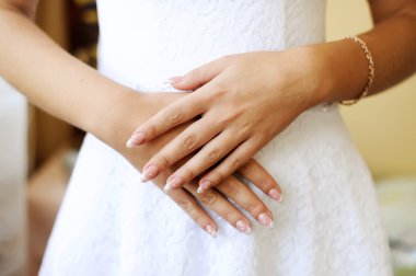 Gelinin el mide üzerinde çarpı işareti vardır