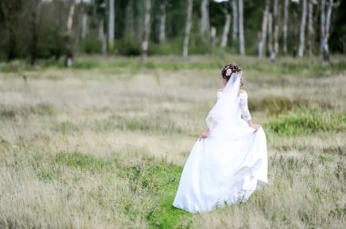 gelin düğün günü içinde bir orman çim üzerinde olduğunu