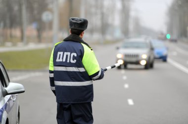 Polis memuru office biçimde arabayı durdurur
