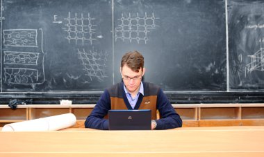 öğrenci eğitim bir sınıf içinde belgili tanımlık laptop çalışıyor