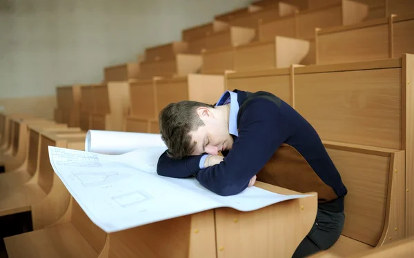 O estudante adormeceu atrás de uma mesa de escola — Fotografia de Stock
