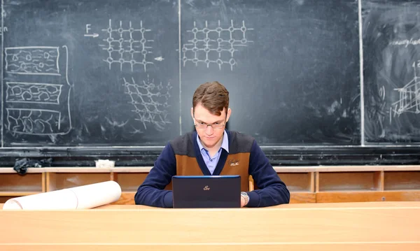 L'étudiant travaille à l'ordinateur portable dans une classe éducative — Photo