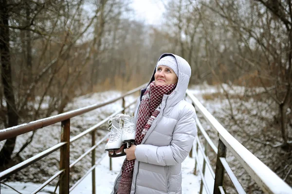 Žena na bruslích — Stock fotografie