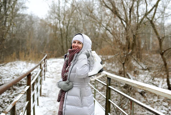 Žena na bruslích — Stock fotografie