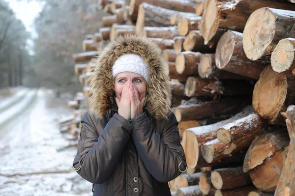 A mulher posa contra logs — Fotografia de Stock