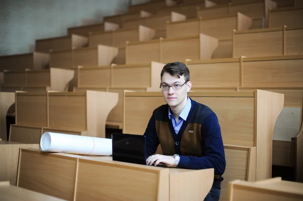 De student in een grote klasse bereidt voor onderzoek — Stockfoto