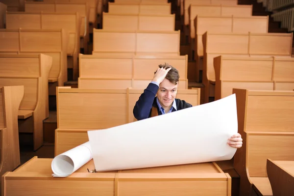 De student in een grote klasse bereidt voor onderzoek — Stockfoto