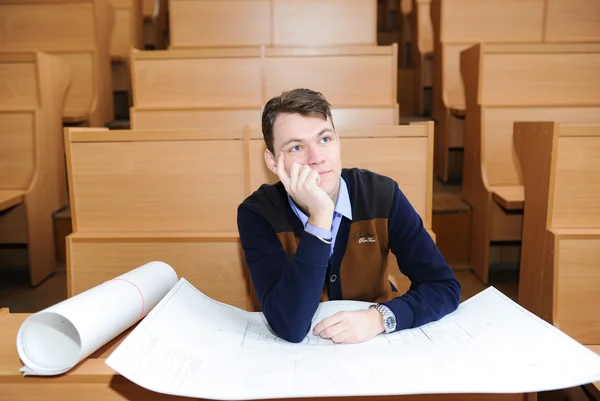 El estudiante en una gran clase se prepara para el examen — Foto de Stock