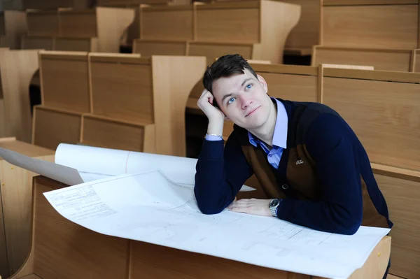 El estudiante en una gran clase se prepara para el examen — Foto de Stock