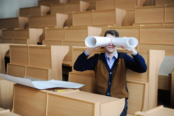 El estudiante en una gran clase se prepara para el examen —  Fotos de Stock