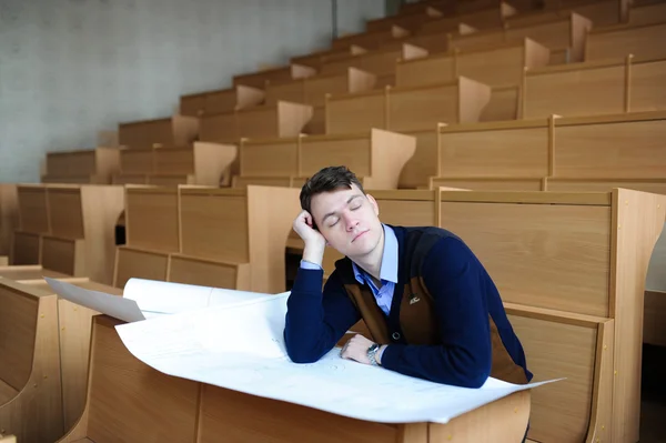 El estudiante en una gran clase se prepara para el examen — Foto de Stock