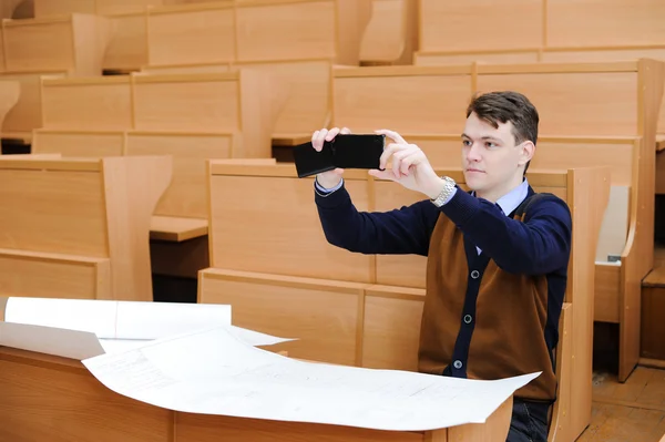 El estudiante en una gran clase se prepara para el examen — Foto de Stock