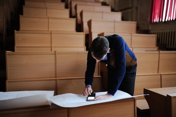 El estudiante en una gran clase se prepara para el examen — Foto de Stock