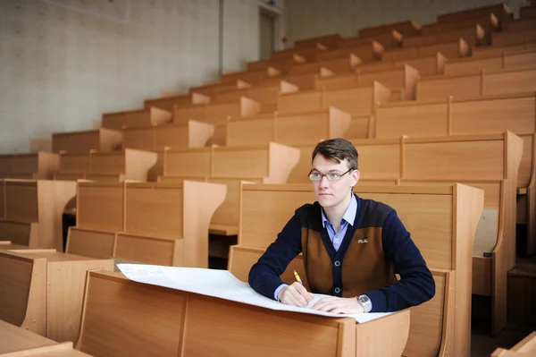 Student w wielkim Klasa przygotowuje do badania — Zdjęcie stockowe