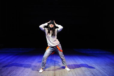 profesyonel dansçı bir olay yerinde çalışır