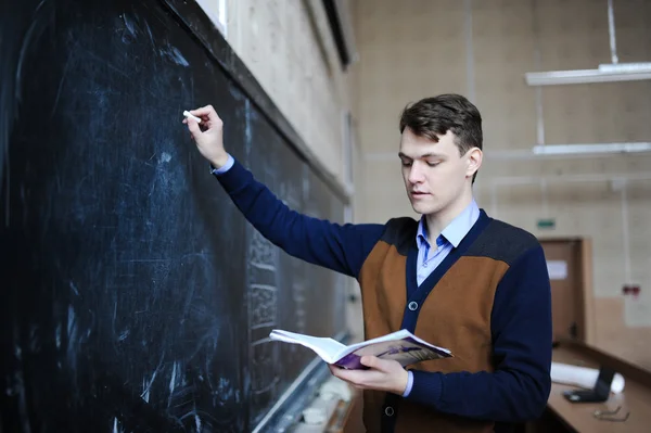 Der Student löst ein Problem auf einem Brett — Stockfoto