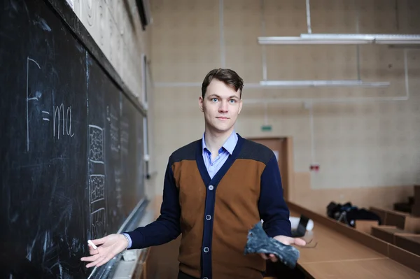 De student lost een probleem op een bord — Stockfoto