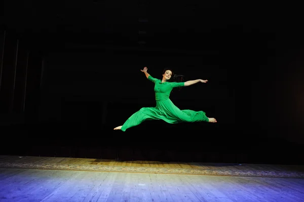 Професійний танцюрист працює на сцені — стокове фото
