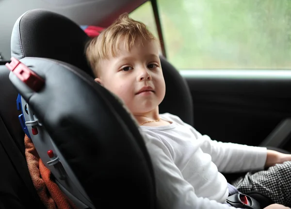 Ребенок сидит в салоне машины — стоковое фото