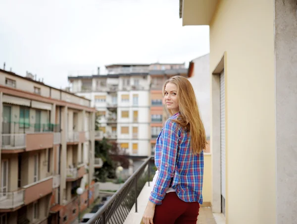 La belle fille coûte sur un balcon — Photo