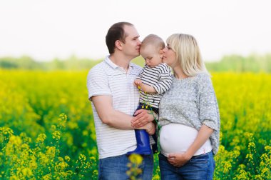 Anne, baba ve çocuk tecavüz sahada vardır