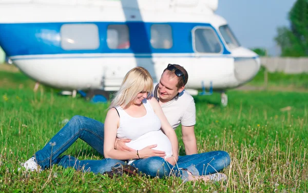 Mãe, pai, filho e helicóptero — Fotografia de Stock