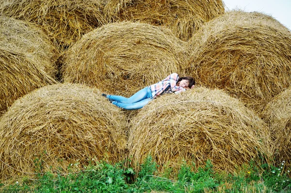 A menina adormeceu em um palheiro — Fotografia de Stock