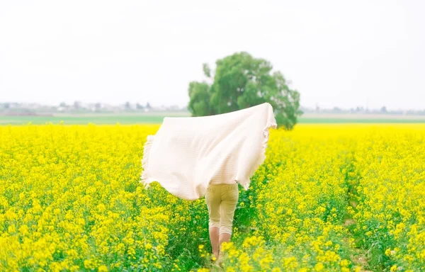 La hermosa mujer baila en un campo de violación — Foto de Stock