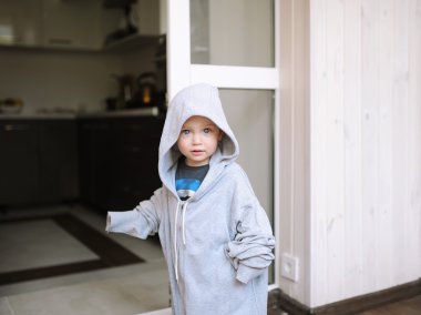 büyük boy ceketli çocuk pozlar