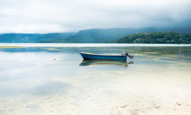 bir tekne ile tropikal plaj