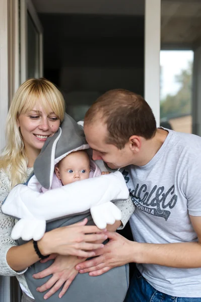 Moeder, vader en dochtertje — Stockfoto