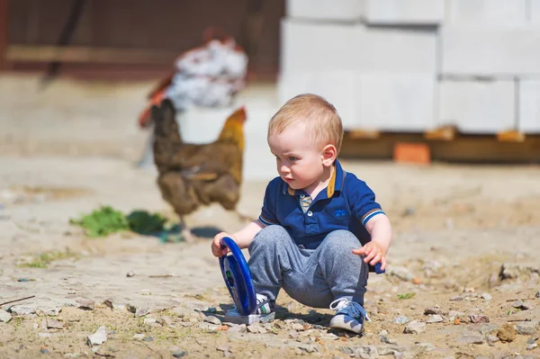 Schattig jongetje spelen in de tuin — Stockfoto