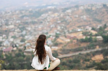 Genç kız meditasyon lotus poz.