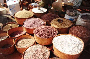 Soya, pirinç ve diğer bitkiler. Şehir pazar. Antananarivo