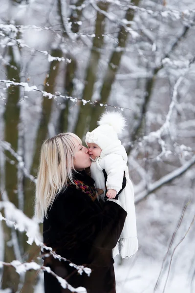 Mumie mit Tochter im Winterpark — Stockfoto