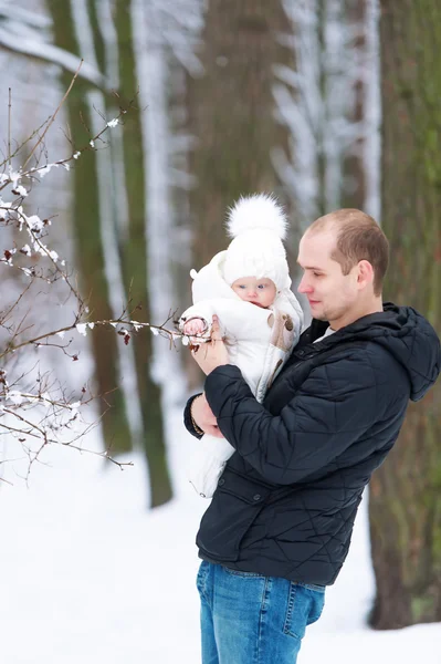 Pappa med dotter i Vinterparken — Stockfoto
