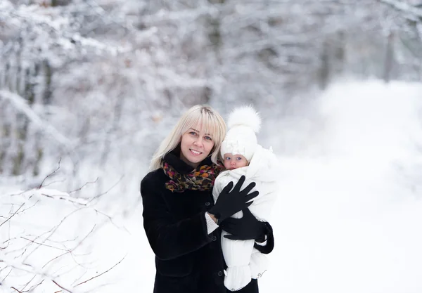 Mamá con hija en el parque de invierno — Foto de Stock