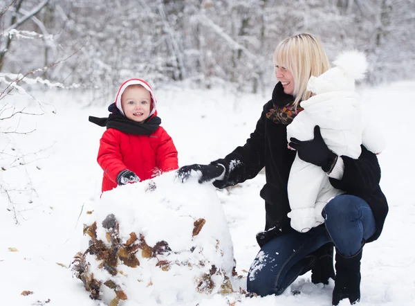 The mother with little boy playing in the snow — Stock Photo, Image