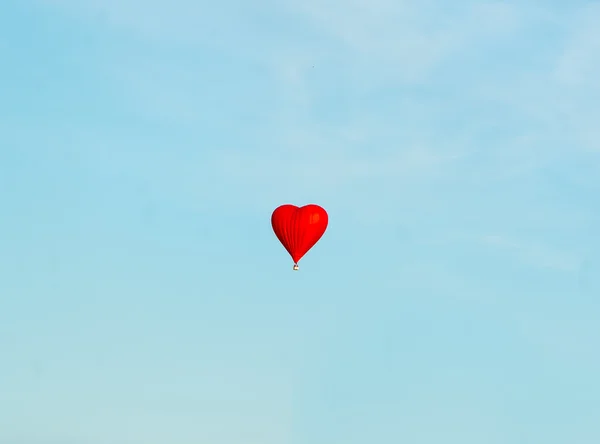 De rode ballon zweeft in hemelen — Stockfoto