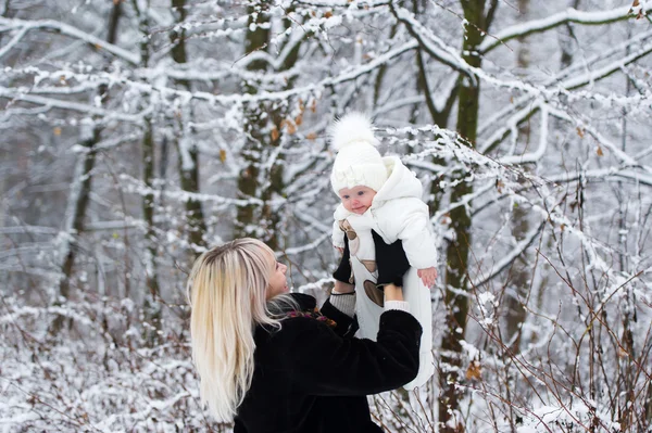 冬の赤ちゃんを持つ女性 — ストック写真